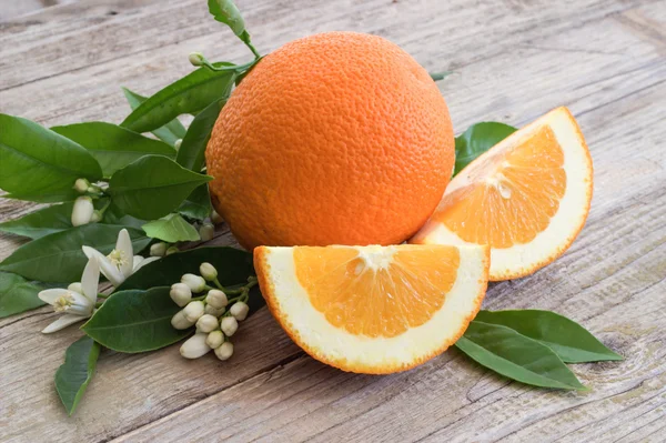 Laranja em uma tábua de madeira. — Fotografia de Stock