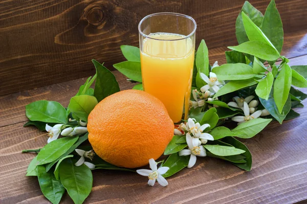 Suco de laranja e laranja. — Fotografia de Stock