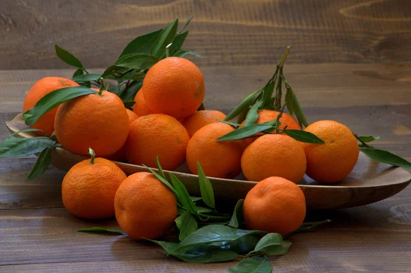 Tangerines di piring kayu . — Stok Foto