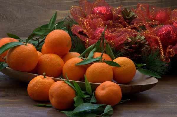 As tangerinas em uma chapa e decoram para o Natal . — Fotografia de Stock