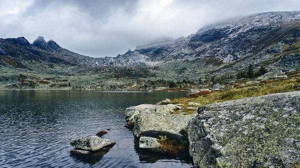 Lake Karovoe Front Khudozhnikov Pass Ergaki Fall Tourist Place Russia — Stock Photo, Image