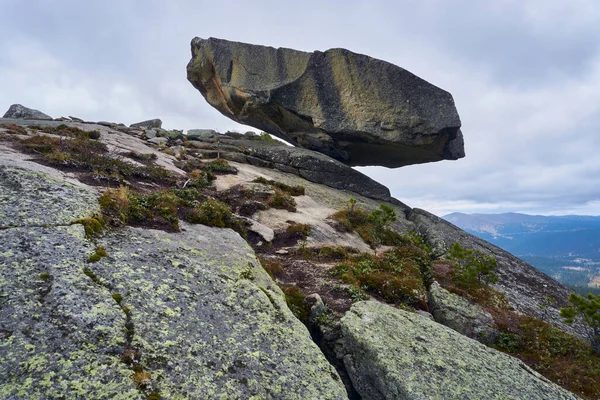 Kamień Wiszący Ergaki Natural Park — Zdjęcie stockowe
