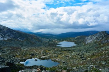 Güneşli vadideki dağ gölleri                   