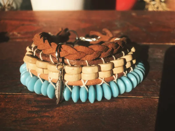 Bracelet Amérindien Enveloppé Bijoux Tribu Urbaine Sur Fond Bois — Photo