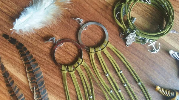 Fashion Handmade Jewelry Photo Olive Green Color Feathers Bull Skull — Stock Photo, Image