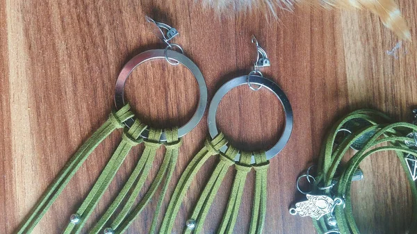 Fashion Handmade Jewelry Photo Olive Green Color Feathers Bull Skull — Stock fotografie