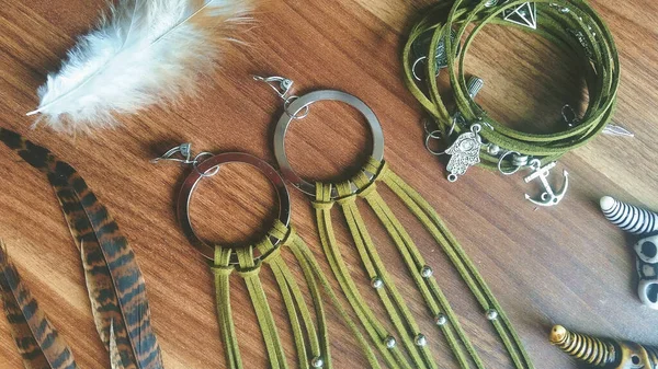 Fashion Handmade Jewelry Photo Olive Green Color Feathers Bull Skull — Stock Photo, Image