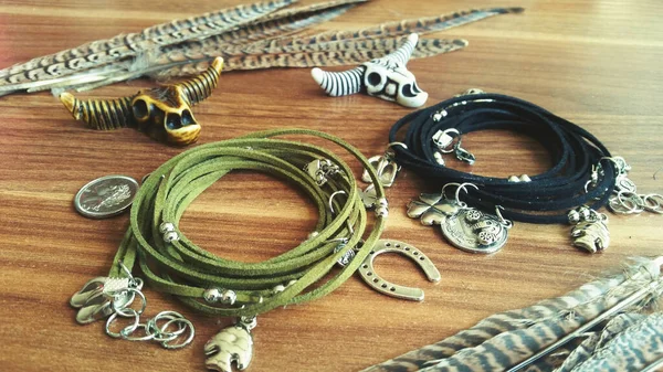 Fashion Handmade Jewelry Photo Olive Green Color Feathers Bull Skull — Stock fotografie