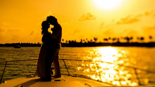 Couple kissing in sunset — Stock Photo, Image