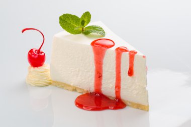 üstünden biraz kiraz şurubu ve nane kiraz Cheesecake