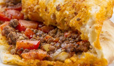 bir pide Türkçe sebzeli et