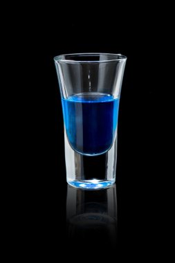 Siyah bir arka plan üzerinde kokteyl vurdu