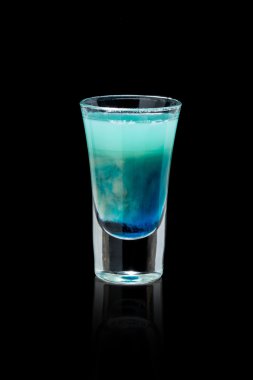 Siyah bir arka plan üzerinde kokteyl vurdu