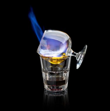 ateşli sambuca siyah bir arka plan üzerinde kokteyl