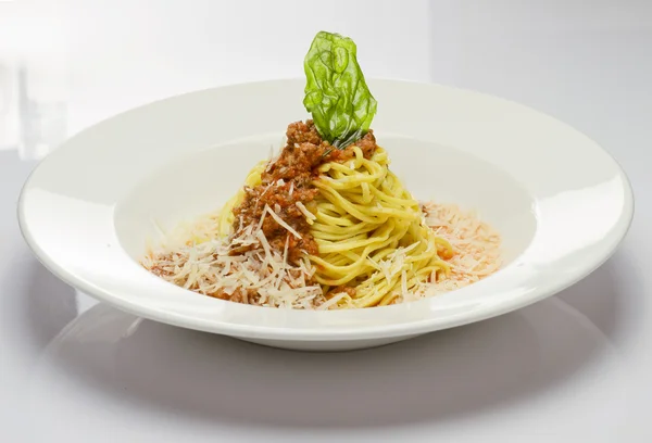 Pasta italiana boloñesa un fondo blanco — Foto de Stock