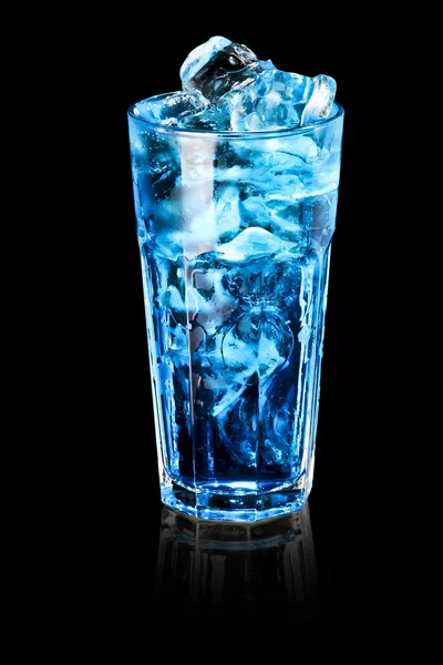 Erfrischender alkoholischer Sommercocktail vor schwarzem Hintergrund — Stockfoto