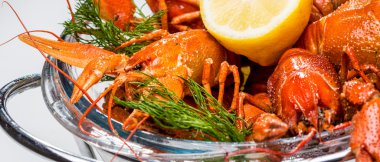 Dereotu ve limonlu haşlanmış kerevit. Beyaz arka planda