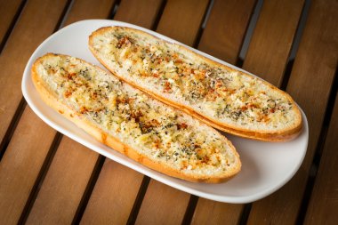 ahşap bir masa üzerinde bir tabak üzerinde sıcak taze bruschetta