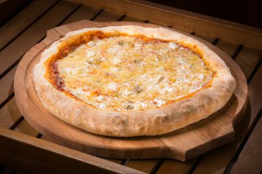 ahşap bir masada sıcak taze pizza