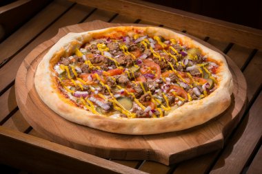 ahşap bir masada sıcak taze pizza