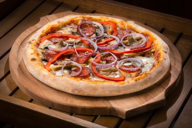 ahşap bir masada sıcak taze pizza