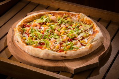 ahşap bir masada sıcak taze pizza