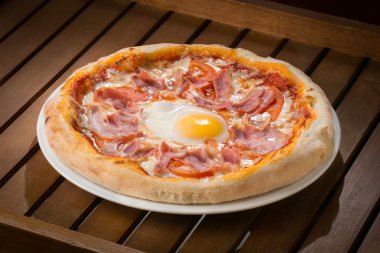 ahşap bir masada sıcak taze pizza