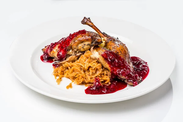 Pato asado con salsa dulce, con col estofada. Sobre un fondo blanco y un plato blanco —  Fotos de Stock