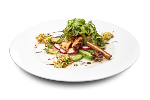 Zeleninový salát s chobotnicí ozdobená skočinovými tyčinkou a Dittat na kulaté desce na bílém pozadí — Stock fotografie