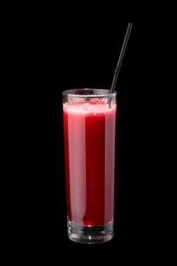 Berry bir cam pipet ile kokteyl. Siyah bir arka plan üzerinde