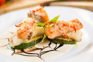 Somon dilimleri ile kızarmış kabak. Beyaz bir plaka üzerinde