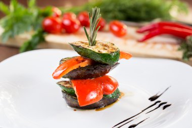 Beyaz tabakta ızgara sebzeler.