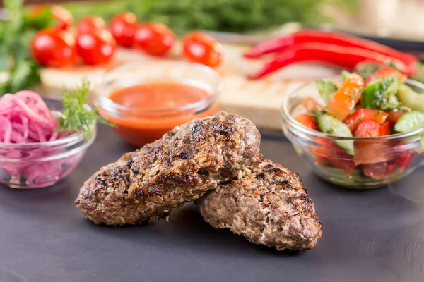Лула кебаб говядины с овощами — стоковое фото