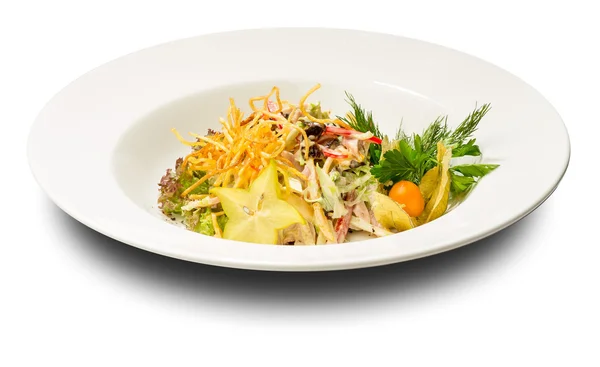 Vlees salade versierd met cape gooseberry en karamboloy. Nb witte plaat en een witte achtergrond — Stockfoto