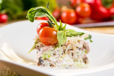 Kiraz domates ve fesleğen ile dekore edilmiş kalamar salatası