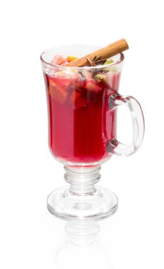 Dilim portakal kakule ve tarçın ile pul. Bir cam kabı. Beyaz bir arka plan üzerinde