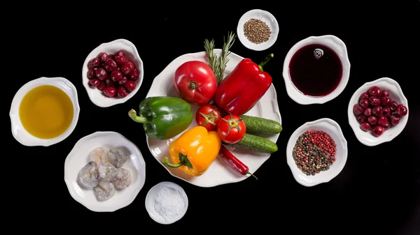 Cozinha espanhola. Intgridienty para gazpacho cereja. Legumes, cerejas, sal marinho, pimenta, suco de cereja, camarão, azeite. Em um fundo preto — Fotografia de Stock