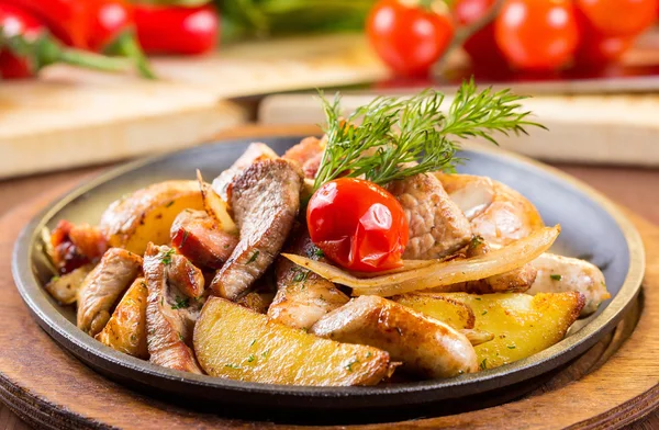 La carne subida en la cacerola con las patatas — Foto de Stock