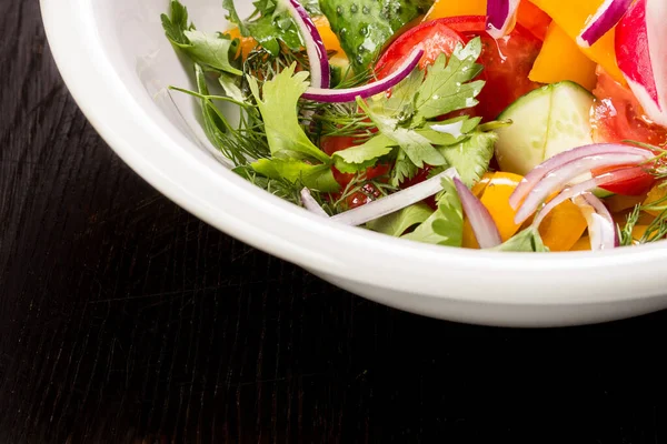 Verse salade van groenten en kruiden, een kant-en-klaar gerecht voor het maken van een menu — Stockfoto