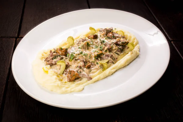 Stroganoff de ternera con lomo de ternera y puré de papas — Foto de Stock