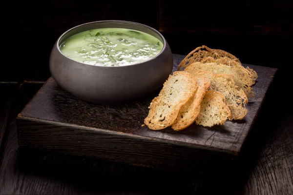 Broccoli soep versierd met baguette croutons — Stockfoto