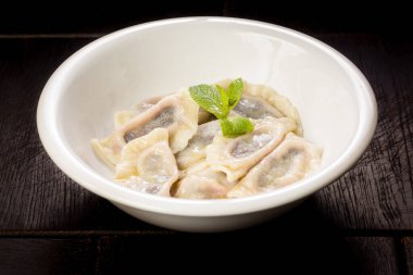 Kirazlı el yapımı haşlanmış hamur köftesi.