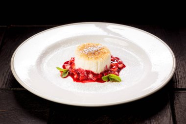 Çilek reçelli peynirli kek.