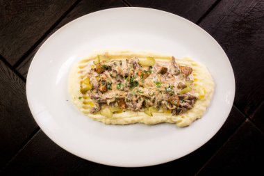 Sığır filetosu ve patates püresi ile sığır stroganof.