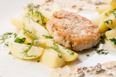 Menü için patates dilimli tavuk pirzolası.