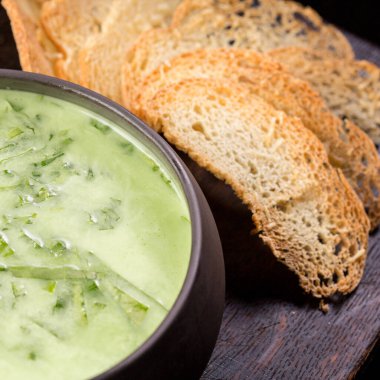 baget ekmekli brokoli çorbası.