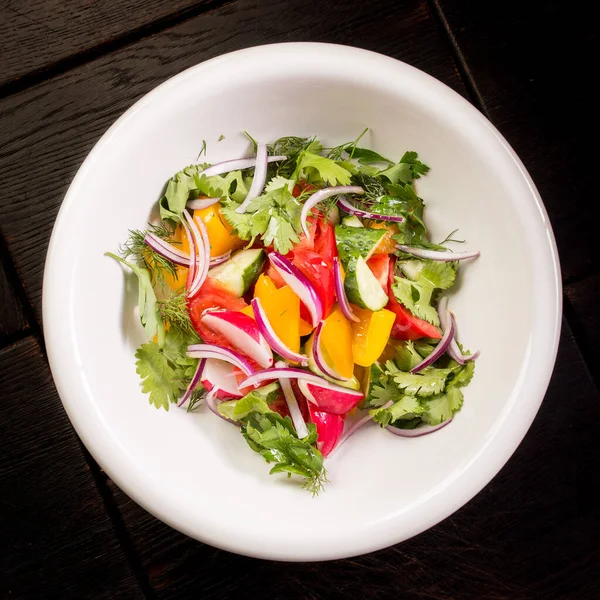Insalata fresca di verdure ed erbe aromatiche, un piatto pronto per creare un menu — Foto Stock