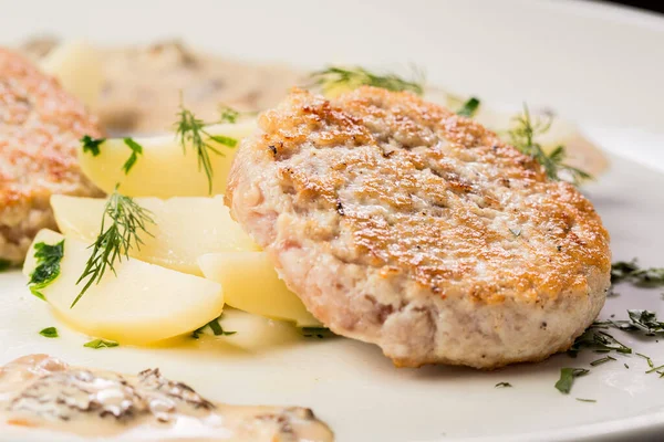 Kippenschnitzel met aardappelschijfjes kant-en-klaar gerecht voor het menu — Stockfoto