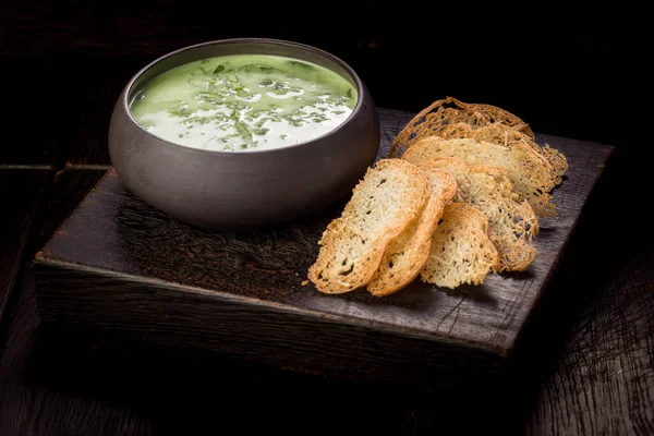 Broccoli soep versierd met baguette croutons — Stockfoto