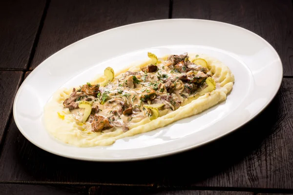 Stroganoff de ternera con lomo de ternera y puré de papas — Foto de Stock